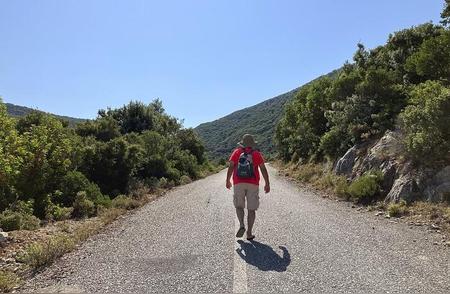 希腊高温袭击游客安全：徒步旅行发生悲剧