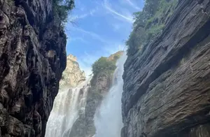 男子揭秘云台山瀑布源头真相，惊现神秘水管！