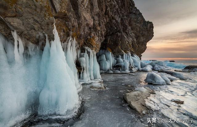 贝加尔湖蓝冰：可能是冰存在的最高境界了，蓝水晶一样美到窒息