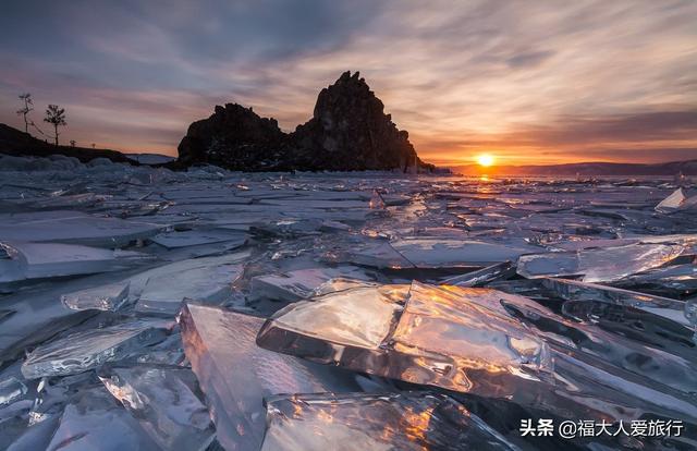 贝加尔湖蓝冰：可能是冰存在的最高境界了，蓝水晶一样美到窒息