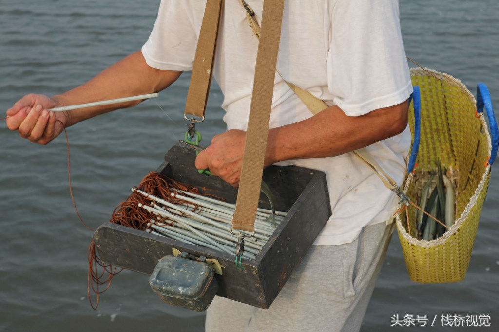 青岛64岁老人自制钓鱼神器，小帆船牵引借风放长线绑筷子钓针量鱼